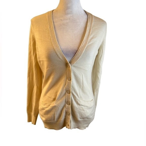 Banana Republic Sweaters - 🩷5/$10 BANANA Republic petite small ivory cardigan